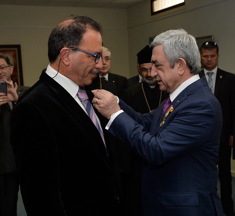 President Serzh Sargsyan pinning the Movses Khorenatsi Medal on Simon Aynedjian